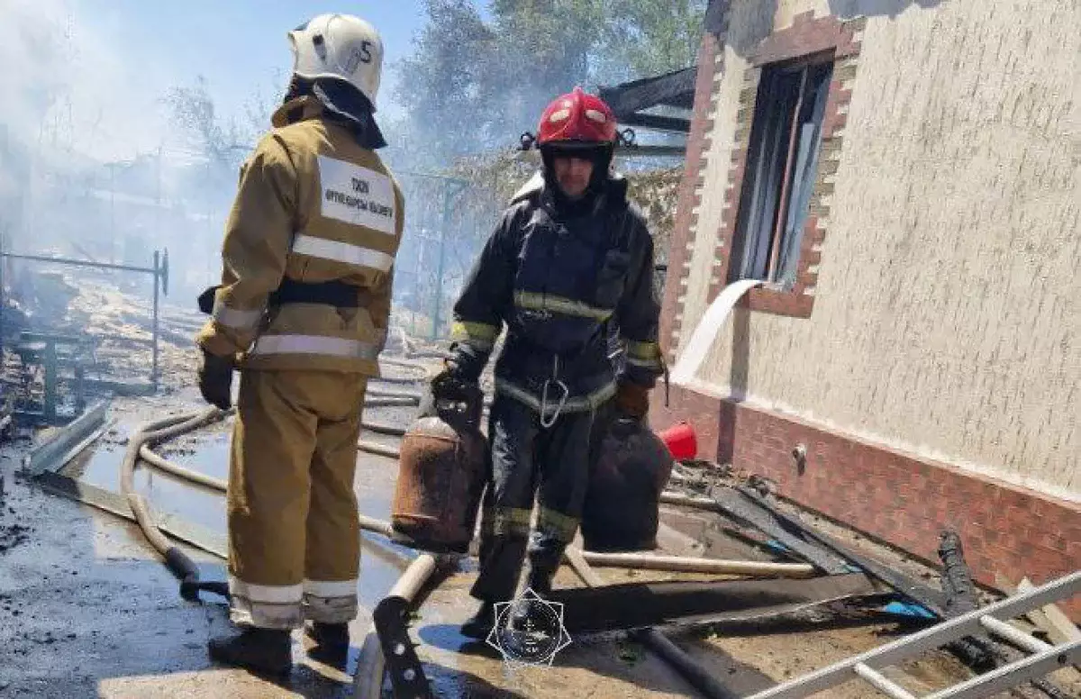 Пожарные спасли пенсионерку и предотвратили взрыв в Жамбылской области