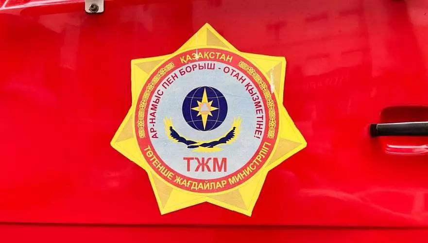Пожар в трехэтажном здании тушат в Астане