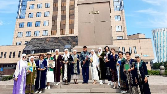 «Абайды оқимыз»: Астанада зейнеткерлер ұлы ақынның шығармаларын ұлықтады