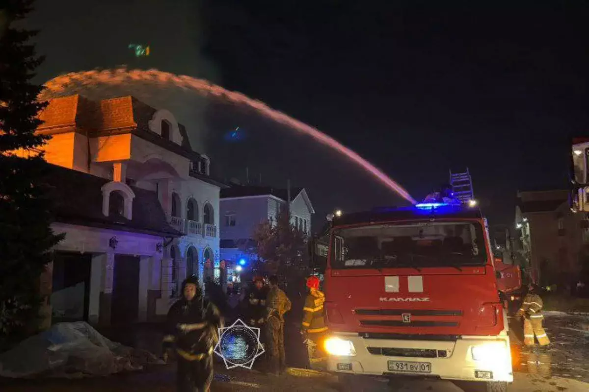 Крупный пожар в здании гостиницы потушили в центре Астаны