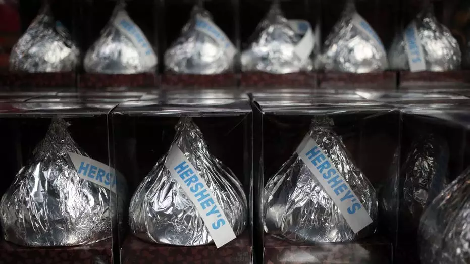 Hershey повышает цены на шоколад на двузначные проценты из-за роста стоимости какао-бобов.