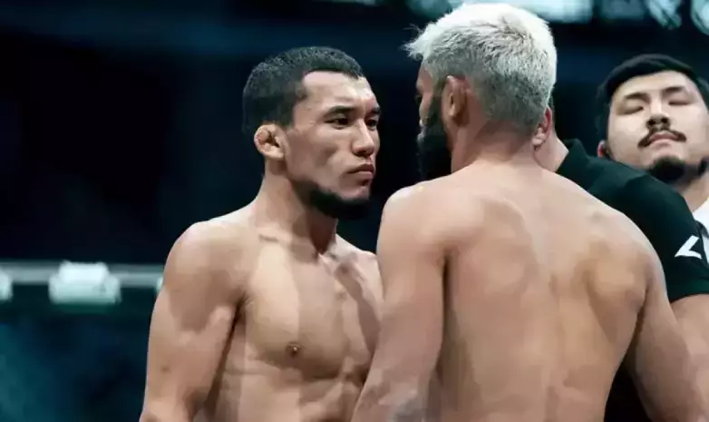 Казахстанский боец нокаутом пробился в финал за контракт с UFC