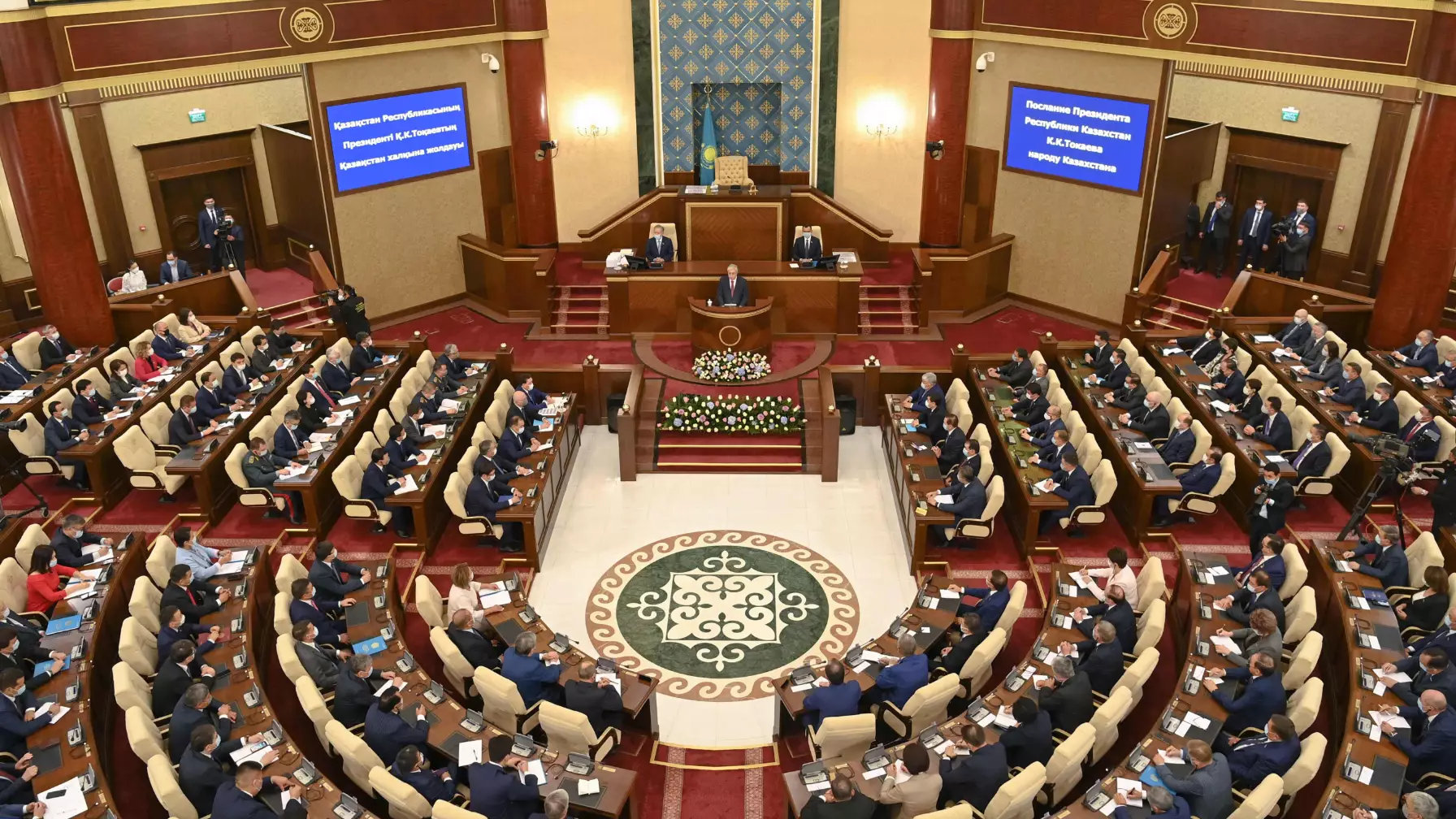 Әйел үйде жыныстық қатынас кезінде кончает