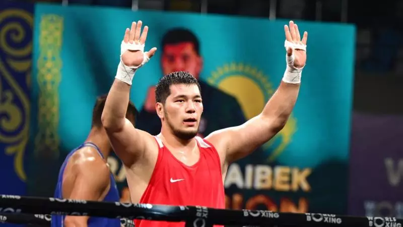 Айбек Оралбай вырвал золото у узбекского боксера