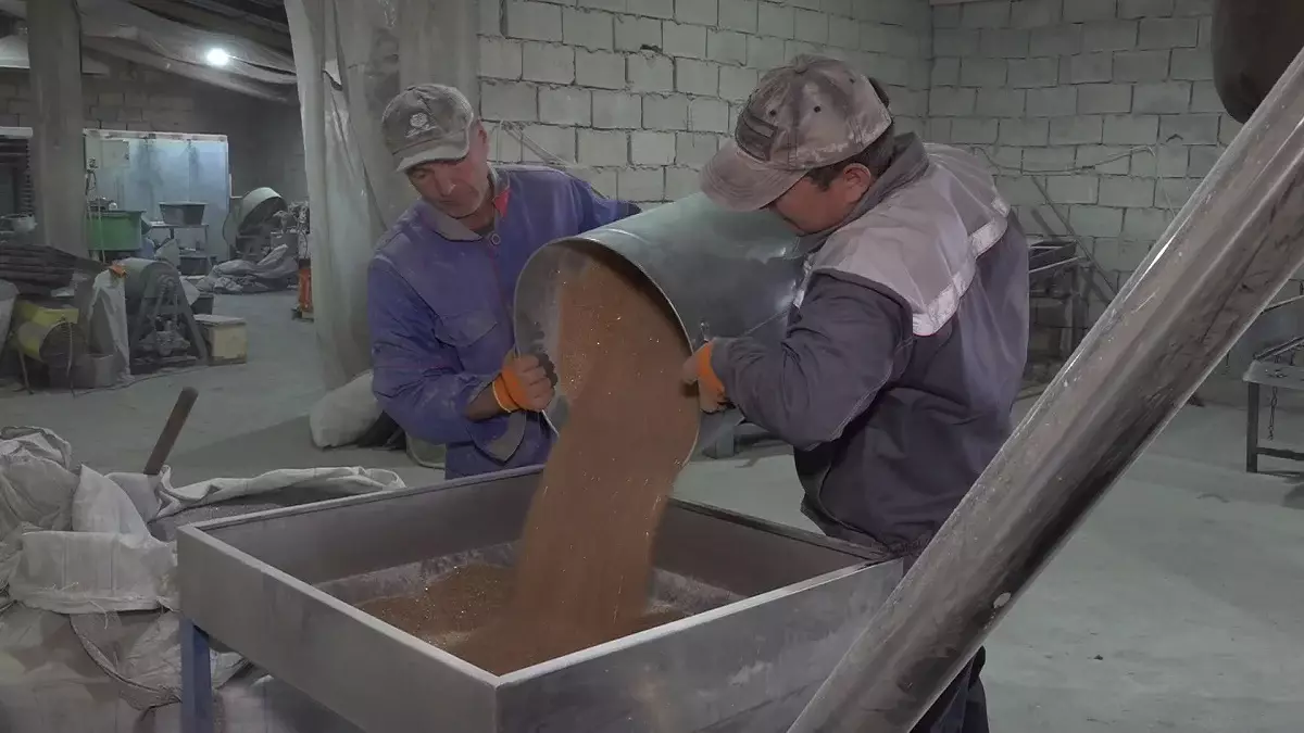 Қала келбеті: Алматыдағы зауыт пластик қалдықты асфальтқа қажетті қоспаға айналдырады