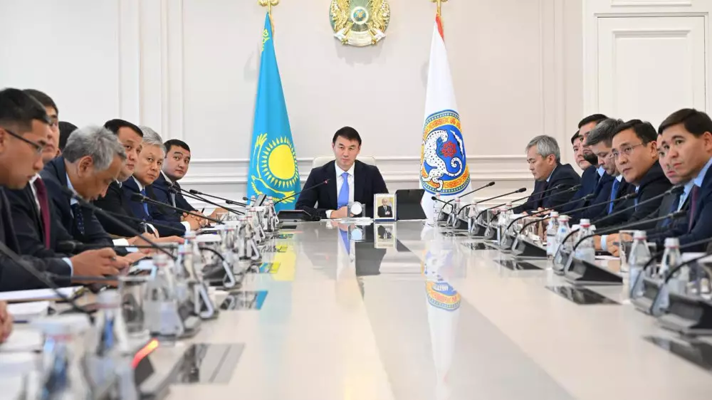 Дархан Сатыбалды мерзімнің сақталмауы мен жұмыстың сапасыз орындалғаны үшін мердігерлерді сынға алды