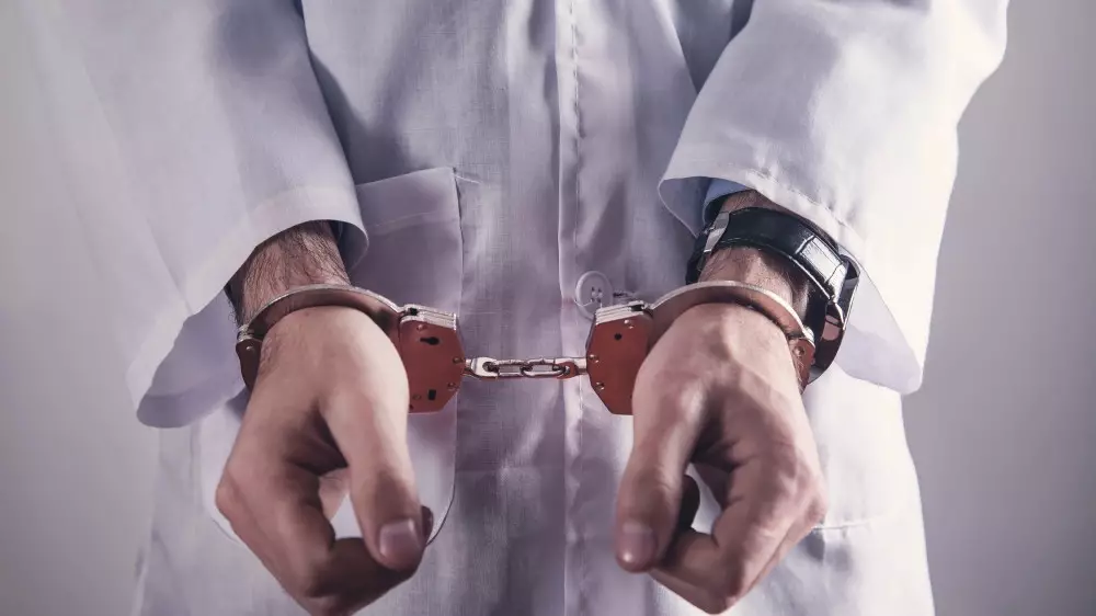 Белый халат - чёрные дела: врач получил срок за обман пациентов в Астане