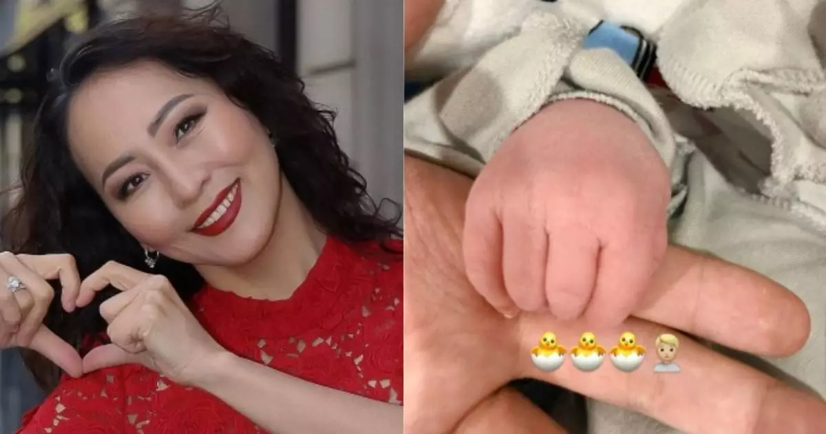 Әйел есегін жуады