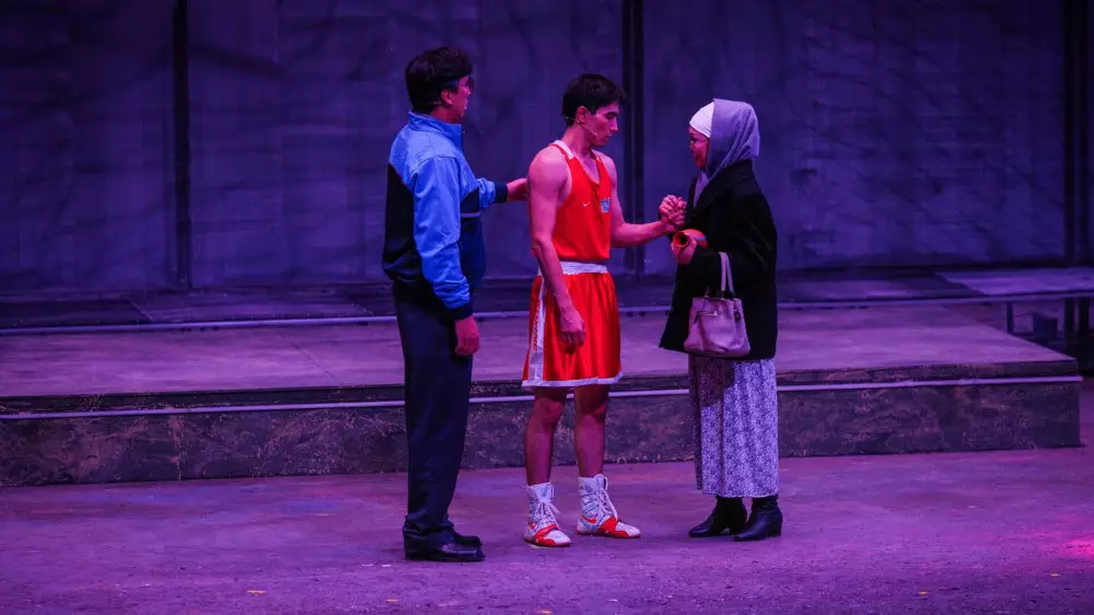 Түркістанда Бекзат Саттархановтың өмір жолын бейнелеген қойылым көрерменді тебірентті