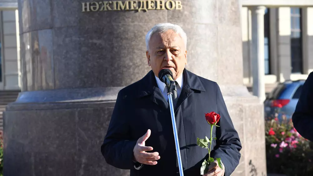 Атырауда Жұмекен Нәжімеденовтің ескерткішіне гүл шоқтары қойылды