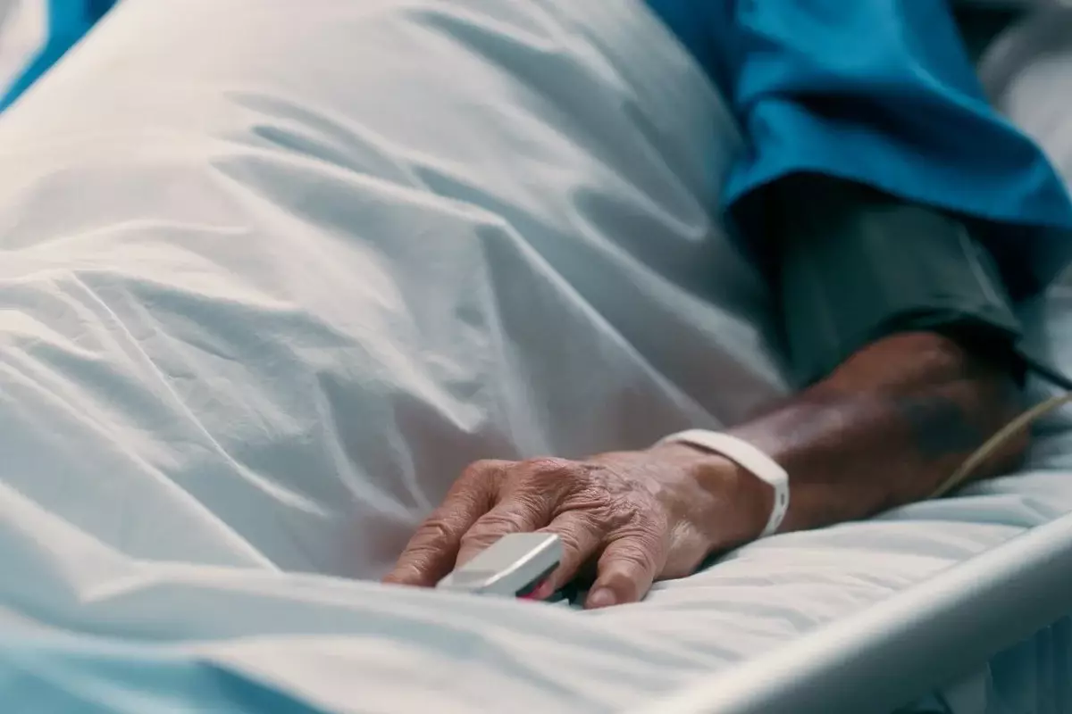 В Кокшетау 83-летний пенсионер разбился насмерть, выпав из окна 4 этажа