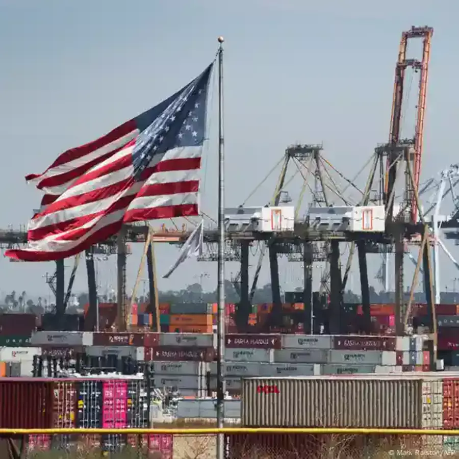 Қытай тауарларына 100% баж салығы: Трамп мәлімдеме жасады