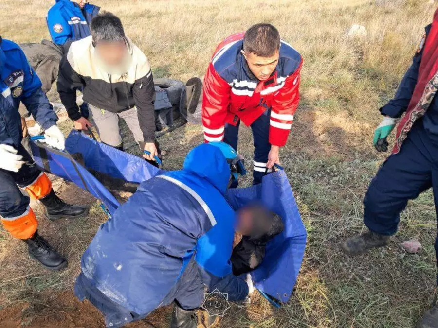 Ақсуда құтқарушылар үйінді астында қалған ер адамды аман алып қалды