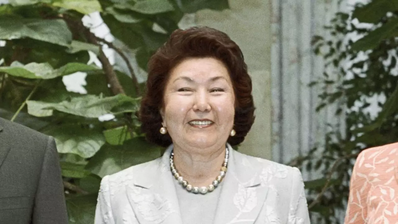 Артқы жағындағы секс порно адам Жігіт желіде қызды алдап жыныстық қатынасқа түсірген.