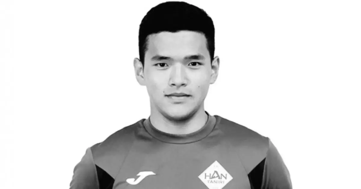 Мен дәретханаға бардым, сперматозоидтар ағып кетті. Үлкен кеуделі, кеуделі украиналық әйелдердің қатысуымен украиндық порно