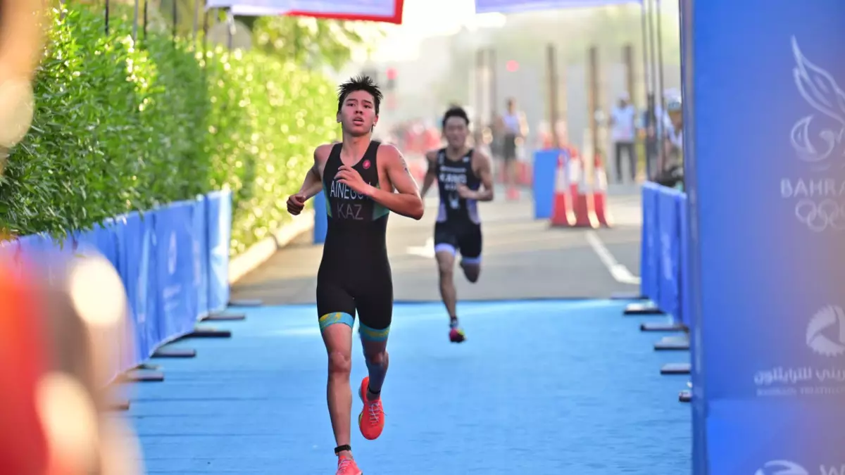 Қысқа шағын көйлектегі сексуалды қыздар (Bugaga Ru)