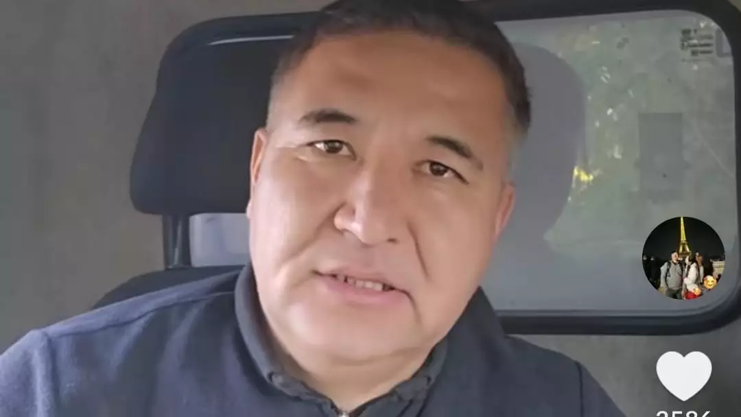 Кәрі жалаңаш әйелдер минет жасап жатыр Порно мама әке