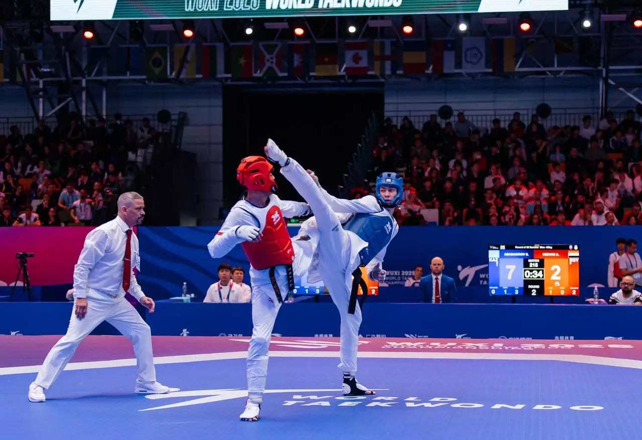 Жасырын камера оны алдап жатқан әйелді түсіріп алған. Қыздардың зәр шығаруын қараңыз