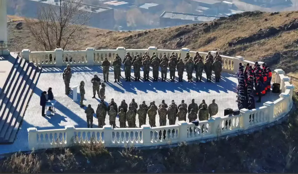 Құтқарушылар Республика күнін «Қазақстан» тауының шыңында атап өтті (ВИДЕО)