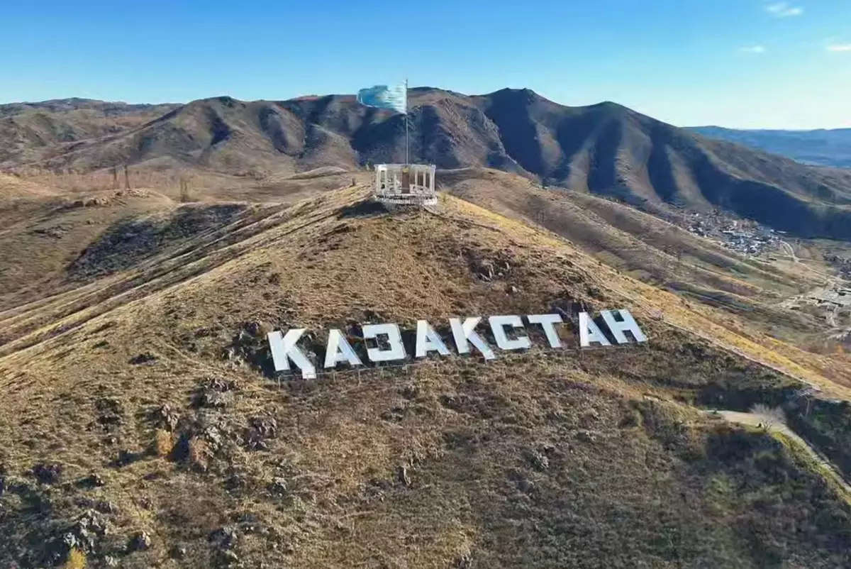 Спасатели отметили День Республики на вершине горы "Казахстан"