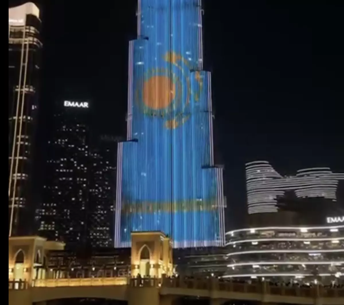 Әлемдегі ең биік ғимарат Қазақстан туының түсіне боялды (ВИДЕО)