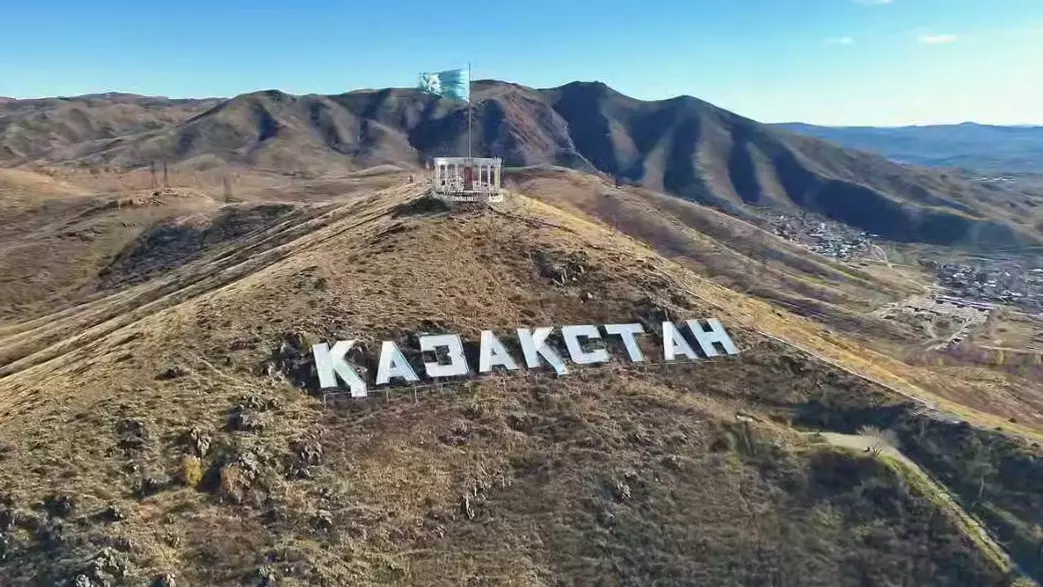 Құтқарушылар «Қазақстан» тауының шыңында Республика күнін атап өтті