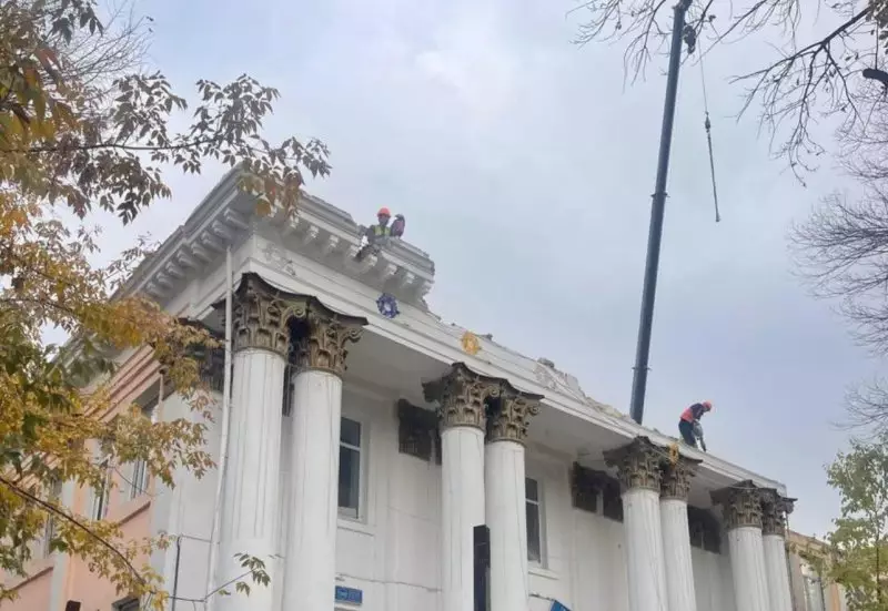 В Алматы разрушают здание старейшей гимназии