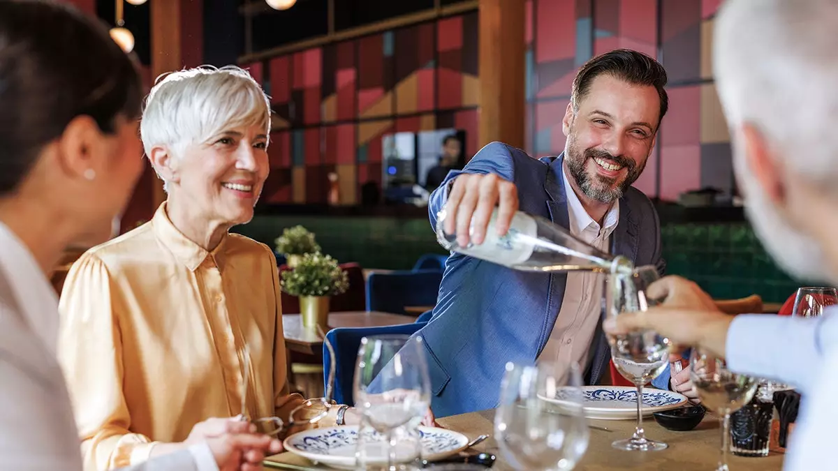 Внутри процветающего бизнеса по продаже роскошной воды — и что люди за неё платят.