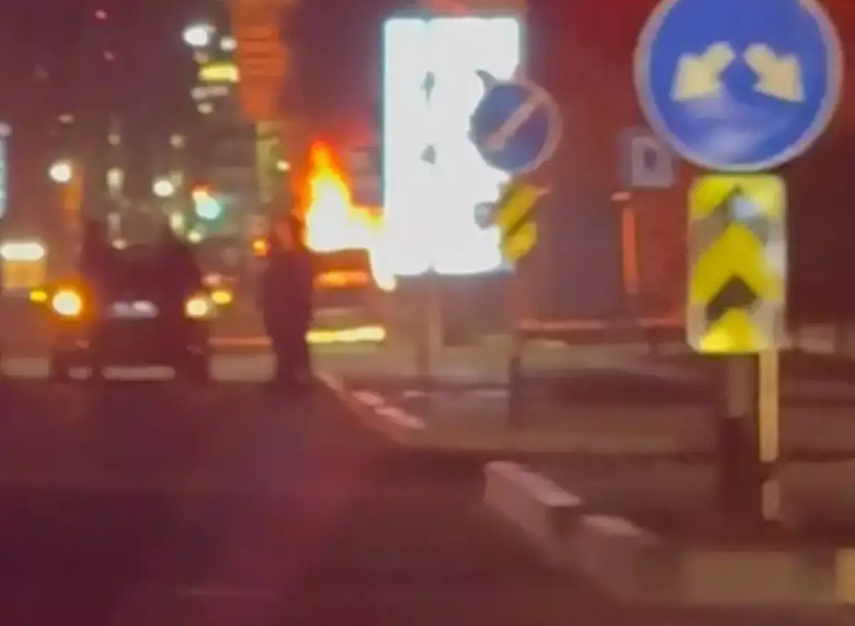 Горение автомобиля на проезжей части произошло в Актау - новости на Lada.kz 26.10.2025