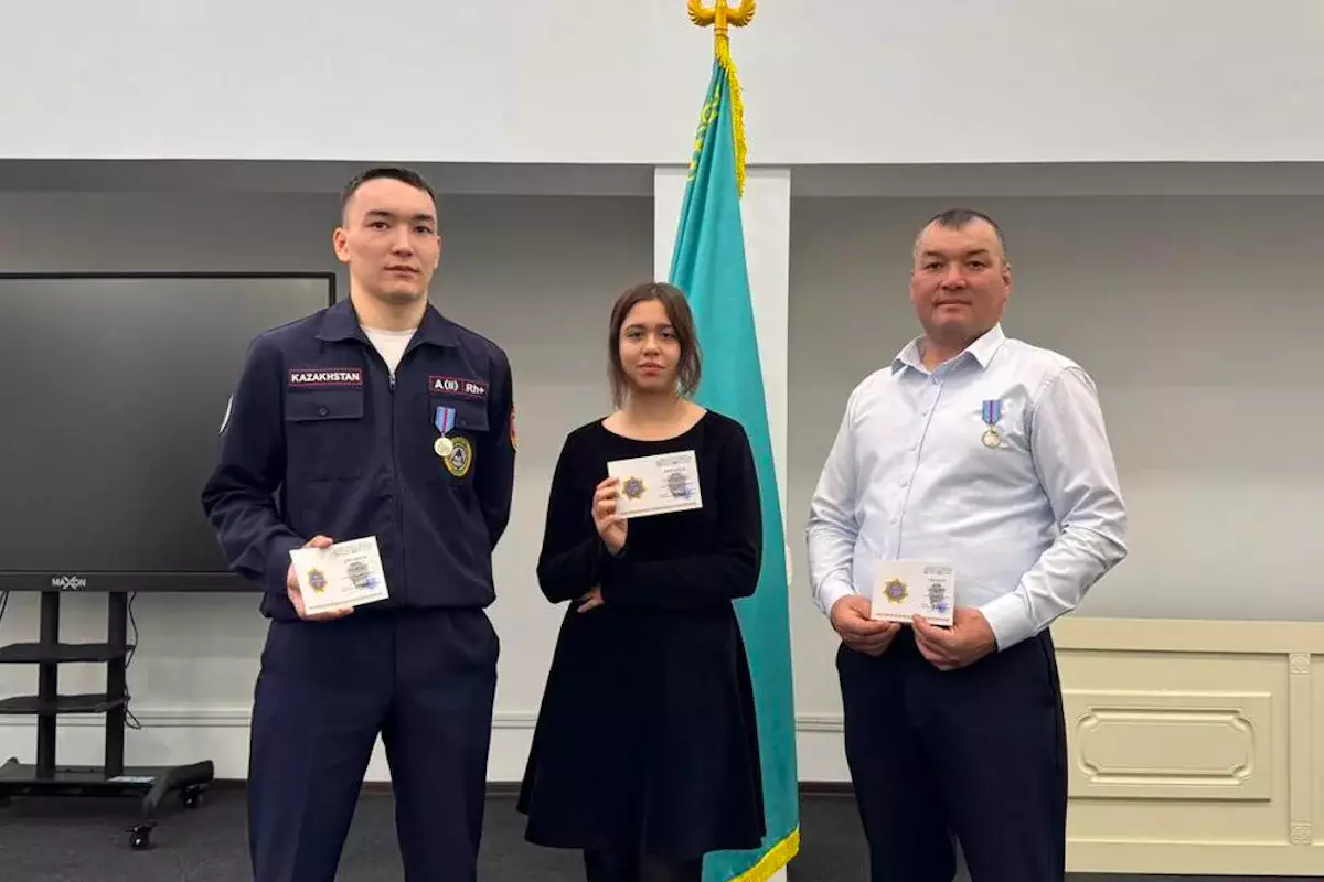 Отец, сын и школьница спасли детей из огня: героев наградили в Акмолинской области