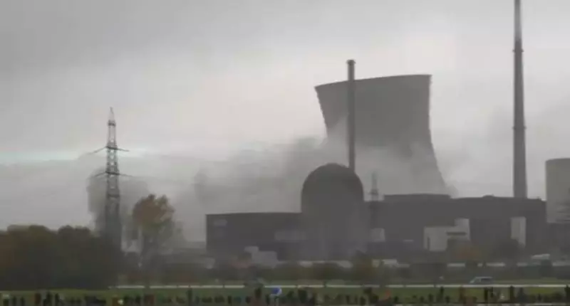 В Германии взорвали башни старейшей атомной электростанции