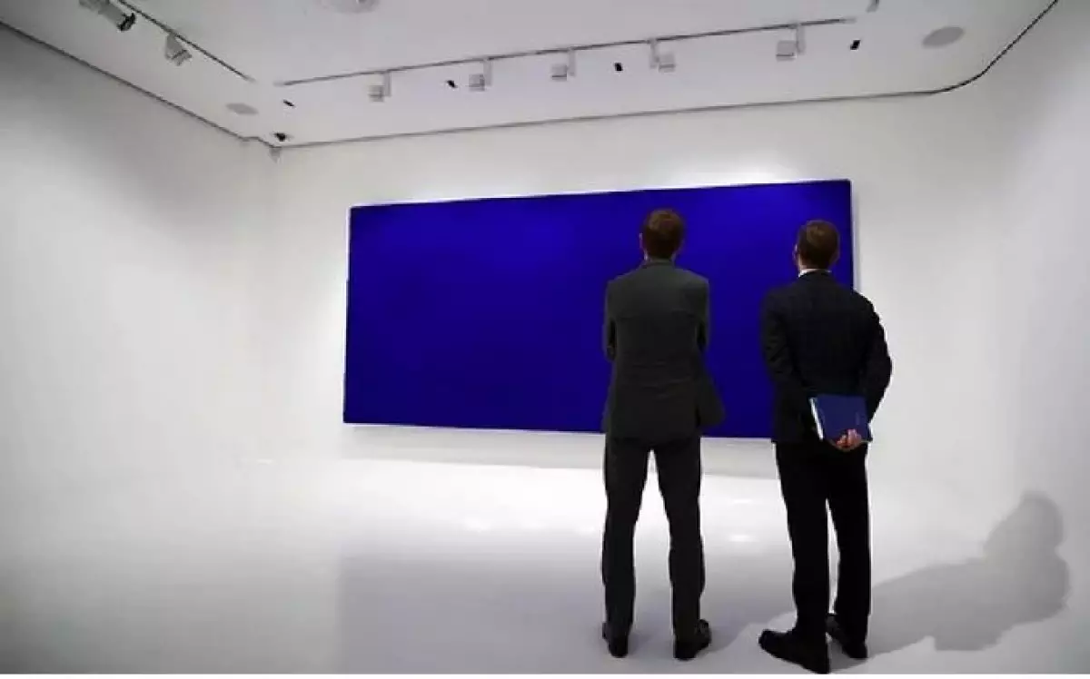 Четырехметровое синее полотно продали за 18,4 млн евро на аукционе Christie's