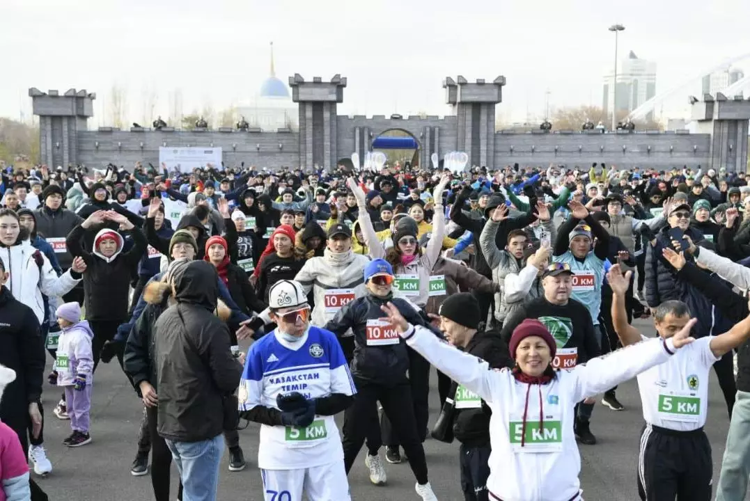 Более 1,5 тысяч астанчан вышли на забег в честь закрытия бегового сезона