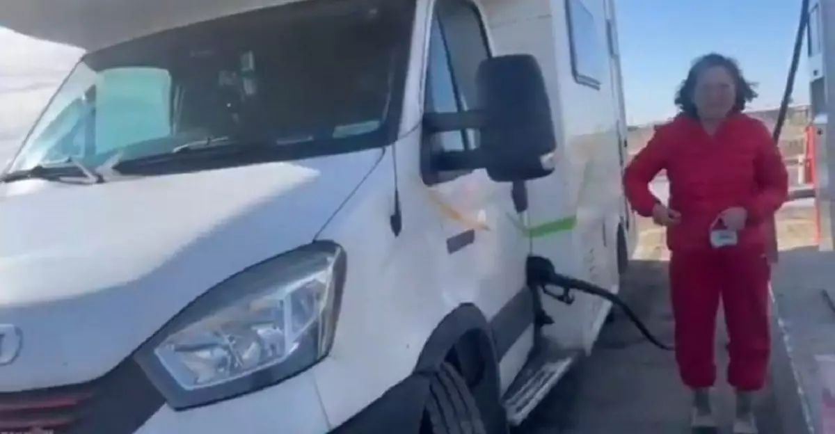 Полицейский в Атырауской области помог туристке из Китая