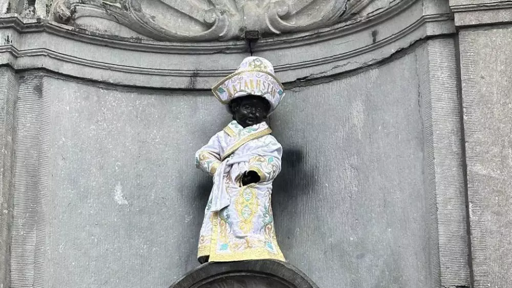 На “Писающего мальчика“ в Брюсселе снова надели казахский чапан