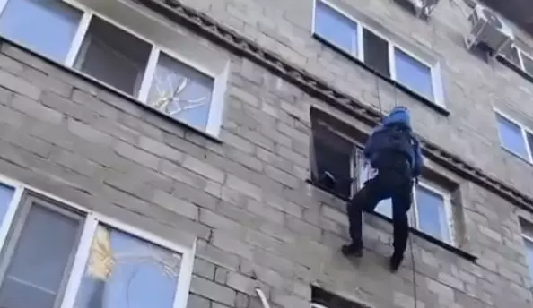 Павлодарда әйел үшінші қабаттан секірмек болған