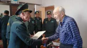 Алматыда Қарулы күштердің әскери қызметшілері соғыс ардагерін құттықтады