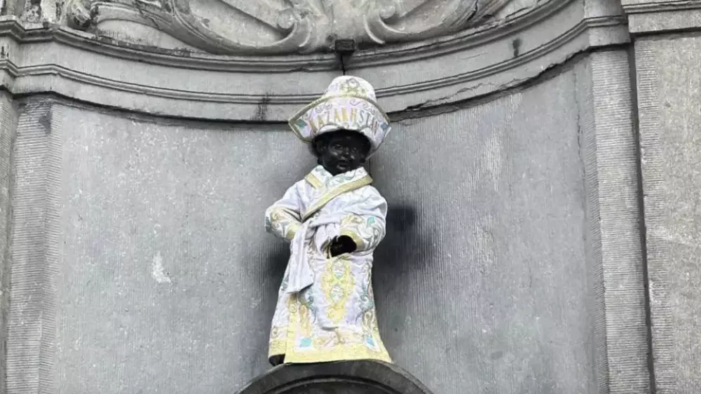 Брюсселдегі “Дәрет сындырып тұрған балаға“ тағы да шапан жабылды