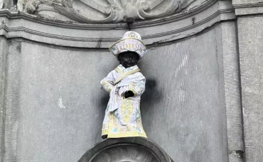 Брюсселдегі “Дәрет сындырып тұрған балаға“ тағы да шапан жабылды 