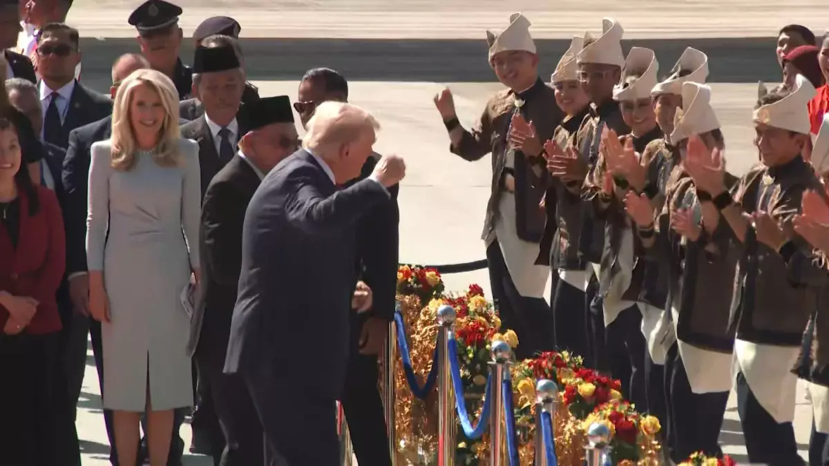 Трамп зажигательно станцевал с артистами по прибытии в Малайзию