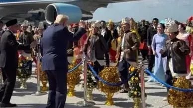 Трамп Малайзияға сапары кезінде күтпеген жерден би биледі