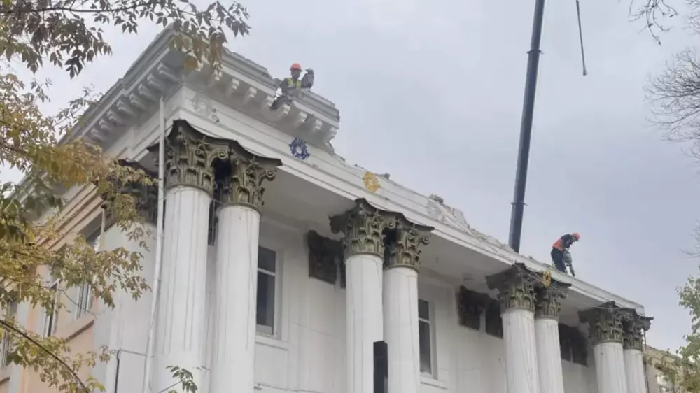 “Ғимаратты бұзып жатыр“. Алматы әкімдігі мектепті сүру туралы ақпаратқа пікір білдірді