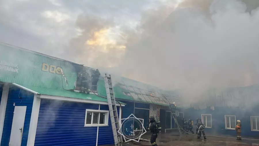 БҚО-да дәмхана мен оған жапсарлас салынған дүкеннің шатыры өртенді