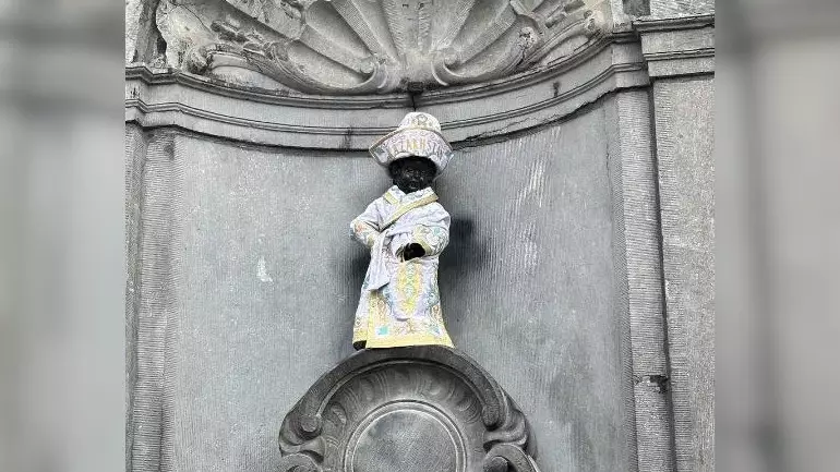 Писающего мальчика в Брюсселе облачили в казахский чапан