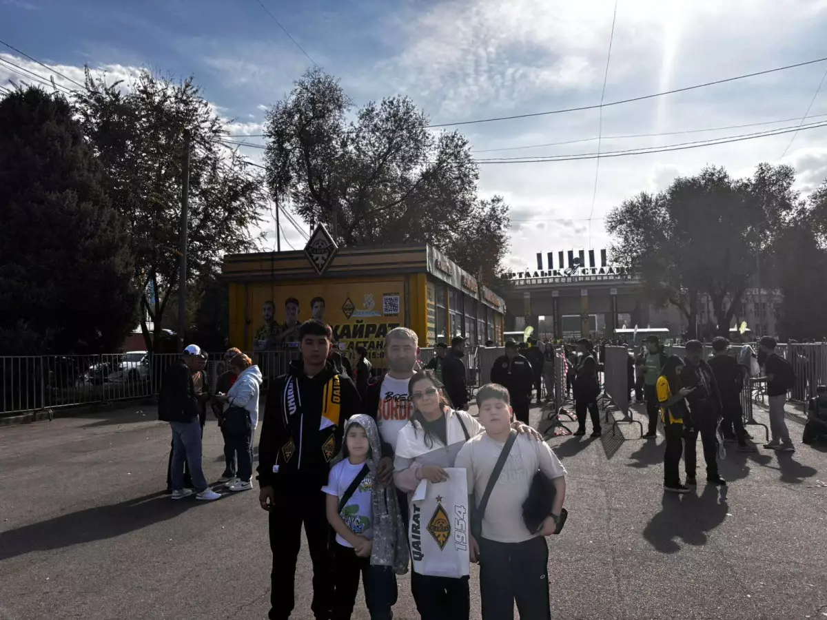 Футбольная лихорадка: болельщики со всего Казахстана и зарубежных стран съехались в Алматы на матч «Кайрат» — «Астана»