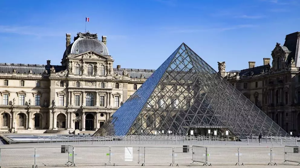 Во Франции задержаны подозреваемые в ограблении Лувра