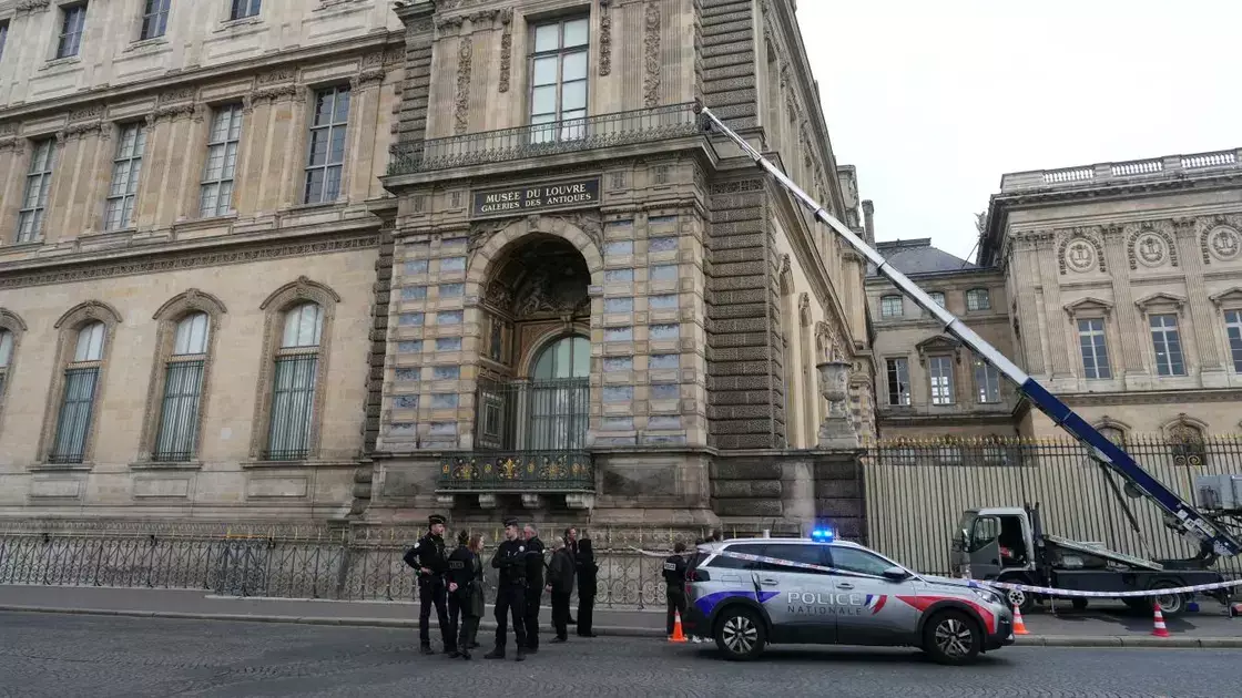 Алжирге ұшпақ болған: Әлемге әйгілі Лувр мұражайын тонаған күдіктілер ұсталды