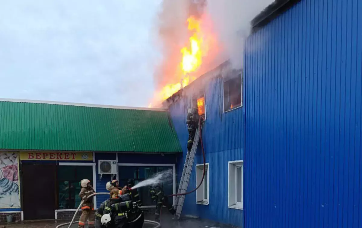 Пожар в ЗКО: пламя охватило кафе и пристроенный магазин