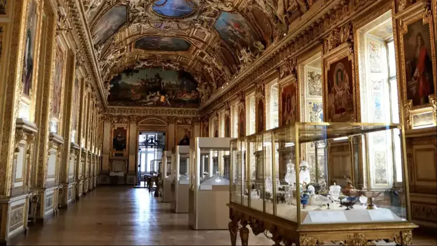 Лувр мұражайын тонауға қатысы бар екі күдікті ұсталды