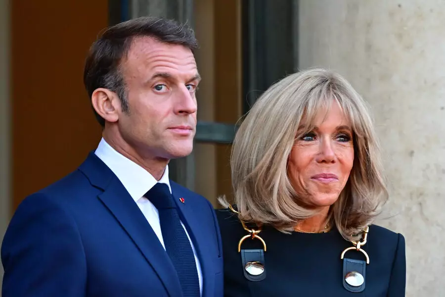 Франция президентінің жұбайына тіл тигізген 10 адам жауапқа тартылмақ